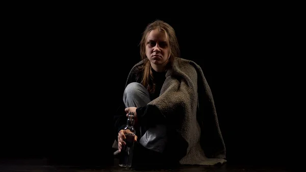 ウォッカのボトルで暗闇の中に座ってうつ病のアルコール女性 — ストック写真