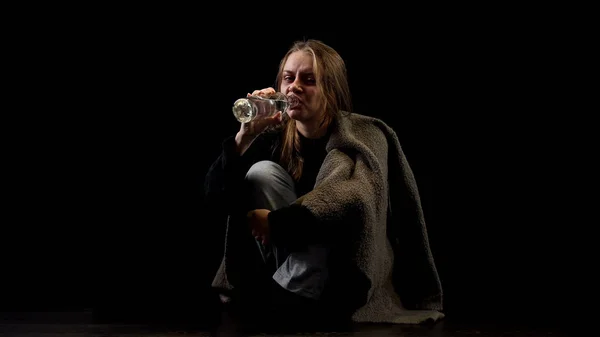Mujer Adicta Alcohol Solitaria Bebiendo Vodka Botella Mirando Con Odio — Foto de Stock