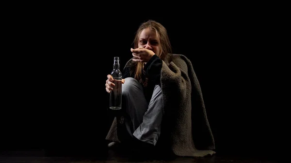 ボトルからウォッカを飲むうつ病のアルコール中毒の女性 憎しみで見て — ストック写真