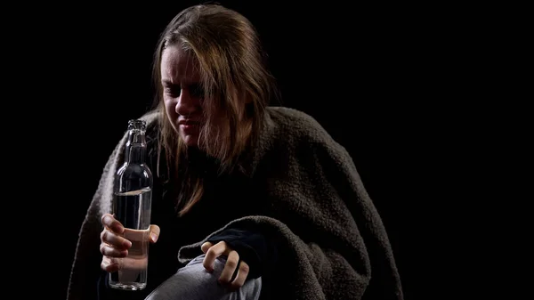 Mujer Alcohólica Sosteniendo Botella Vodka Con Asco Vida Miserable Adicción — Foto de Stock