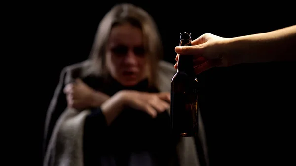 Mano Ofreciendo Botella Cerveza Mujer Alcohólica Vida Miserable Concepto Adicción — Foto de Stock