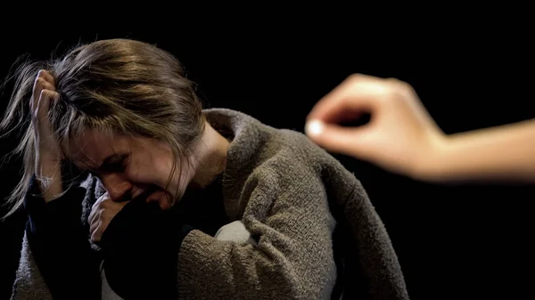 Kadın Için Antidepresan Hap Sunan Baş Ağrısı Ağrı Kesici Için — Stok fotoğraf