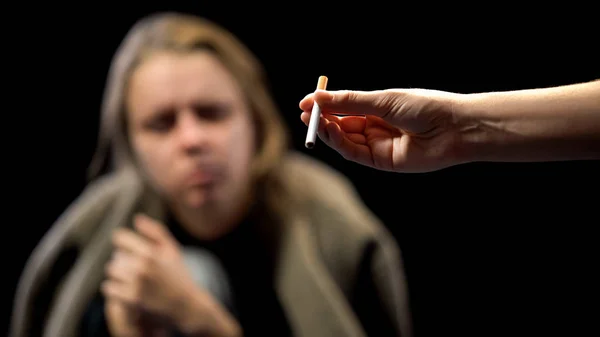 Mão Oferecendo Cigarro Para Pobre Sem Teto Mulher Dependência Nicotina — Fotografia de Stock