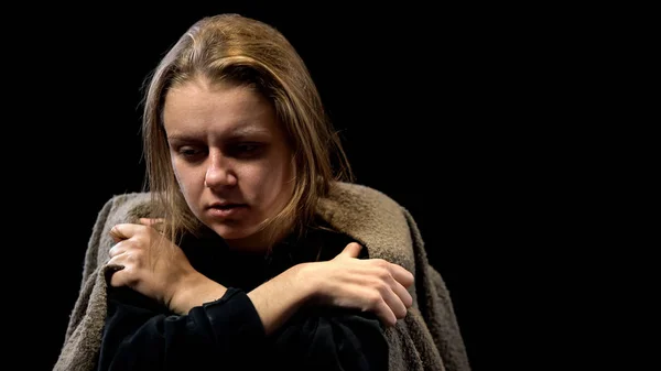 Aufgebrachte Arme Frau Mit Decke Bedeckt Die Unter Tiefen Depressionen — Stockfoto
