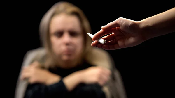 Hand Aanbieden Van Onkruid Aan Depressieve Dakloze Vrouw Drugsverslaving Verleiding — Stockfoto