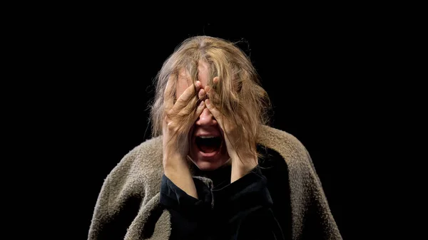 悲しみの中で叫ぶストレスを感じた女性 苦しむ精神障害 — ストック写真