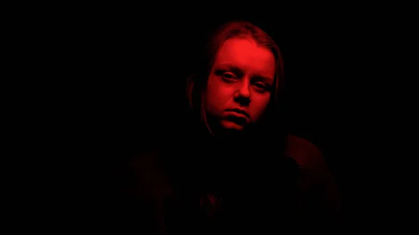 Mujer Abusada Iluminada Con Luz Roja Advirtiendo Ser Consciente Del — Foto de Stock