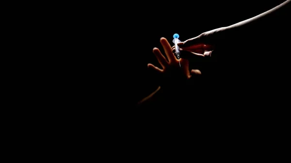 Pessoa Viciada Drogas Tomando Seringa Com Dose Mãos Traficante Escuridão — Fotografia de Stock