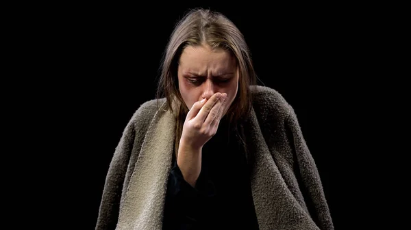 病気の女性が手に咳をし 伝染病 結核に苦しむ — ストック写真