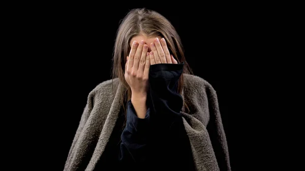 Жінка Вкриває Обличчя Руками Плаче Розпачі Жертва Домашнього Насильства — стокове фото