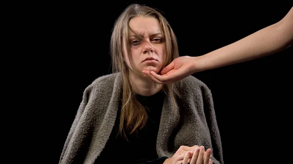 Helpende Hand Houden Van Seksueel Geweld Slachtoffer Gezicht Sociale Diensten — Stockfoto