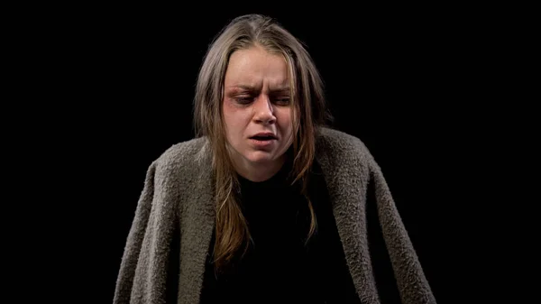 Masentunut Nainen Mustelmilla Itkemässä Epätoivoisena Perheväkivallan Uhri — kuvapankkivalokuva