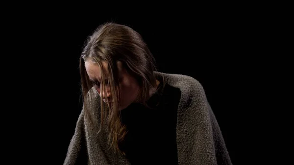 黒い背景に汚れた毛布で覆われた傷ついた悲しい女性 性奴隷 — ストック写真