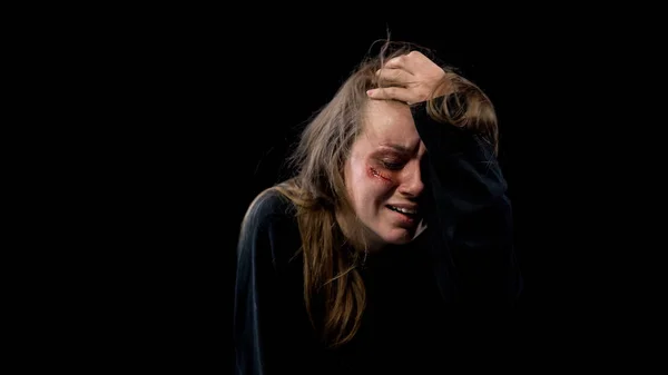 无希望的女性婚姻暴力受害者与脸上的伤口哭着哭役 — 图库照片