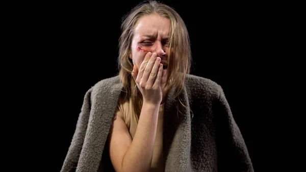 Jong Gekneusd Vrouw Huilen Zwart Achtergrond Familie Misbruik Vrouwelijke Weerloosheid — Stockfoto