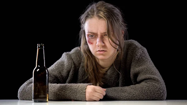 Victime Violence Conjugale Déçue Regardant Une Bouteille Bière Sur Table — Photo