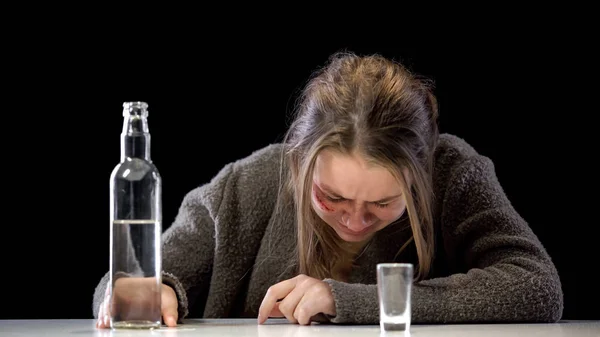 Chorando Esposa Ferida Segurando Garrafa Vodka Problema Abuso Doméstico Dependência — Fotografia de Stock