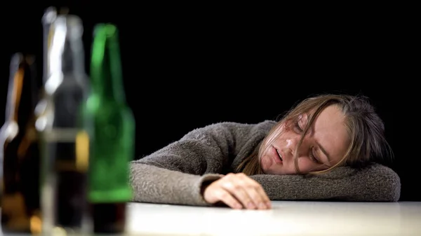 Femme Dépendante Dormant Sur Table Après Avoir Alcool Effet Nocif — Photo