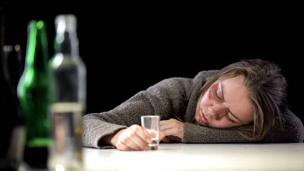 Jovem Bêbada Dormindo Mesa Segurando Vidro Vazio Dependência Álcool — Fotografia de Stock