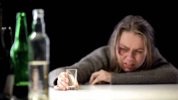 Zhmožděná Žena Znechuceným Pohledem Prázdné Sklo Škodlivé Zvyky Alkoholismus — Stock fotografie