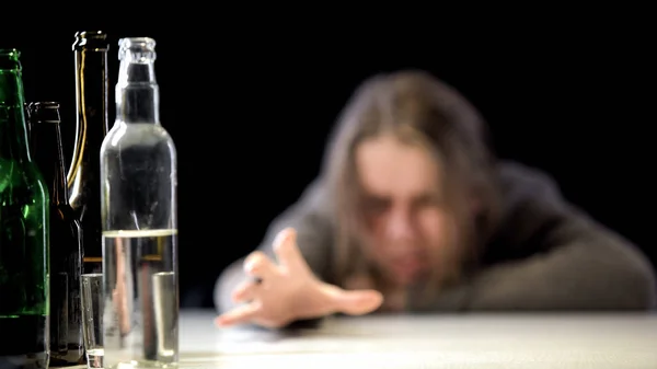 Flessen Wodka Wijn Bier Tafel Verslaafde Vrouw Stretching Hand Achtergrond — Stockfoto