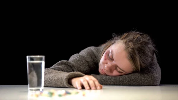 Viciada Mulher Inconsciente Deitada Mesa Sofrendo Intoxicação Problema Desespero — Fotografia de Stock