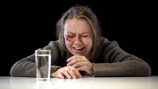 Gewond Vrouwelijk Slachtoffer Huilend Zittafel Psychologische Trauma Geestelijke Stoornis — Stockfoto