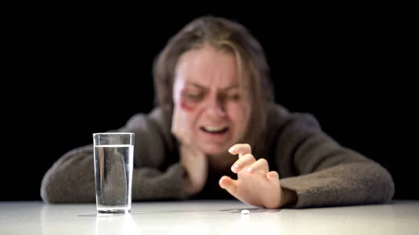 Mujer Joven Deprimida Tomando Píldora Blanca Vaso Agua Mesa Antidepresivos — Foto de Stock