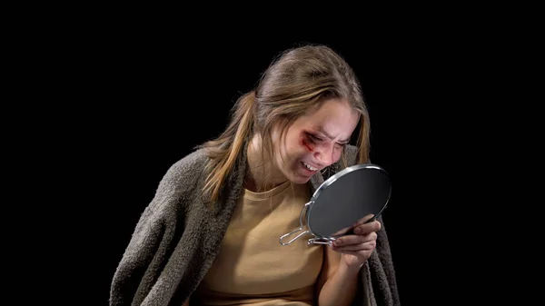 Κλάμα Νεαρή Γυναίκα Τραυματισμένο Πρόσωπο Καθρεφτάκι Και Κλάμα Μαύρο Φόντο — Φωτογραφία Αρχείου