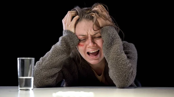 Νεαρή Πληγωμένη Γυναίκα Κλαίει Απελπισία Βότκα Γυαλί Στο Τραπέζι Ψυχολογικό — Φωτογραφία Αρχείου