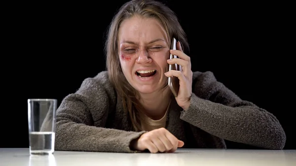 Κλαίγοντας Καταθλιπτική Γυναίκα Καλώντας Στο Τηλέφωνο Ιατρική Και Ψυχολογική Υποστήριξη — Φωτογραφία Αρχείου