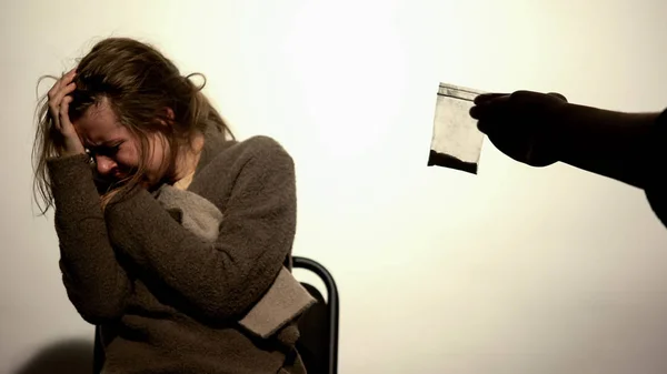Hombre Que Ofrece Cocaína Mujer Adicta Abstinencia Drogas Dependencia Psicológica — Foto de Stock