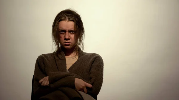 Deprimert Såret Kvinne Som Ser Kamera Menneskerettigheter Kidnapping – stockfoto