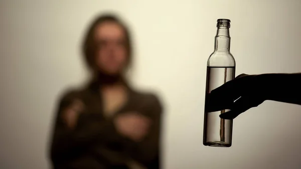 Mão Segurando Garrafa Vodka Oferecendo Álcool Força Vontade Centro Reabilitação — Fotografia de Stock
