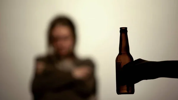 Botella Cerveza Mano Ofreciendo Beber Alcohol Mujer Adicta Fondo —  Fotos de Stock