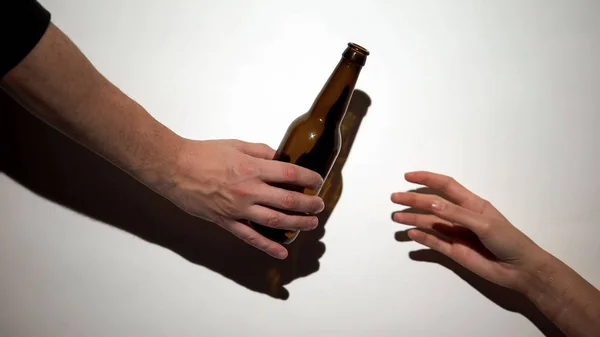 Ręką Dając Butelki Piwa Uzależnionego Alkoholu Własnej Winy Ramię Szkodliwego — Zdjęcie stockowe