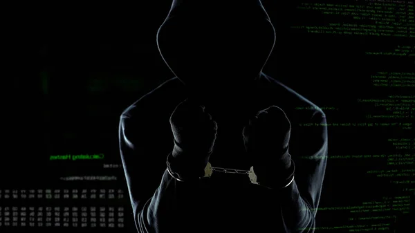 アニメーション化されたコンピューター コードの前に手錠をかけられ匿名立ってのシルエット — ストック写真