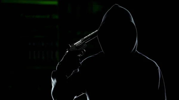 Hacker Silhouet Pointing Gun Naar Zijn Tempel Computercode Achtergrond Misdaad — Stockfoto