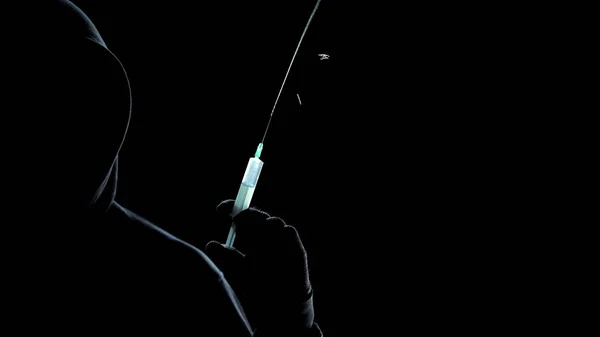 有毒な酸 犯罪とシリンジを保持のパーカー フェースレス男のシルエット — ストック写真