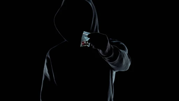 Knarklangare Hoodie Visar Paket Med Lsd Piller Kamera Missbruksproblem — Stockfoto