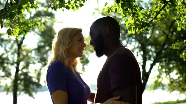 Casal Misto Alegre Olhando Para Outro Com Amor Feliz Por — Fotografia de Stock