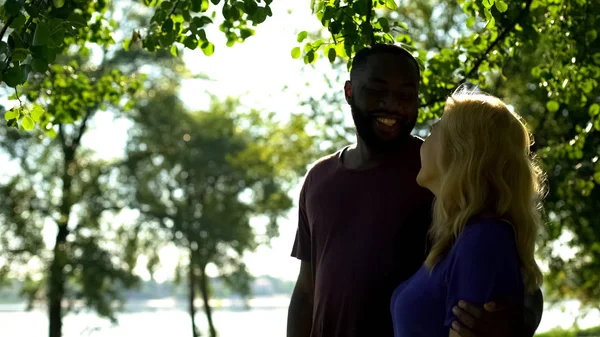 Cheerful Multiracial Couple Hugging Looking Each Other Park Statistic — Stock Photo, Image