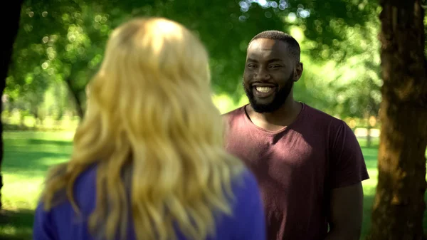 Zeer Gelukkig Afro Amerikaanse Man Kijken Naar Geliefde Meisje Voorbereiding — Stockfoto