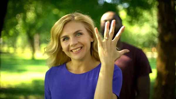 Sposa Allegra Mostrando Anello Fidanzamento Sposo Piedi Sfondo Felicità — Foto Stock