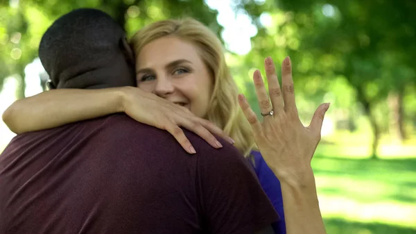 Χαρούμενη Γυναίκα Αγκαλιάζει Μελλοντικό Σύζυγό Της Και Δείχνει Δαχτυλίδι Αρραβώνων — Φωτογραφία Αρχείου