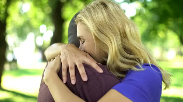 Feminino Emocionalmente Abraços Interracial Namorado Relacionamento Amor Duradouro — Fotografia de Stock