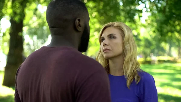 Dolorosa Mujer Mirando Hombre Afroamericano Separan Por Prejuicios — Foto de Stock