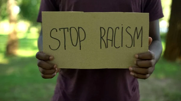 显示停止种族主义短语纸板 平等权利 虐待的非裔美国人男性 — 图库照片