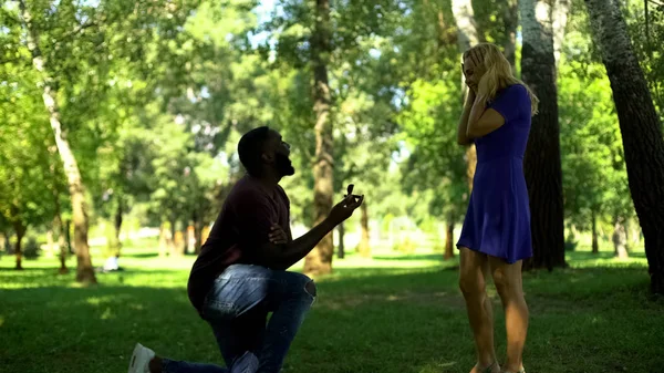 Surprise Engagement Park Kneeling Man Makes Proposal Ring Happy Couple — Stock Photo, Image