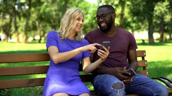 Casal Feliz Assistindo Vídeos Engraçados Net Smartphone Rindo Juntos — Fotografia de Stock